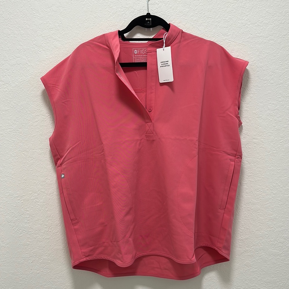 Women’s Figs Rafaela oversized scrub top color desert rose. Size medium